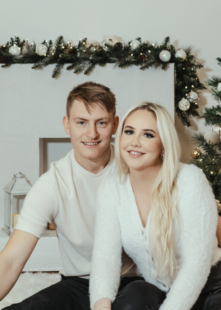 „Jõulud ei ole lihtsalt periood või hooaeg, vaid mõtteviis. Rahu ning heasoovlikkuse hindamine ja kalliks pidamine on tõeline jõulude olemus.”
[Calvin Coolidge – Ameerika Ühendriikide 30. president] Jagan ühe armsa pere jõulumaagiat! #talv #jõulustuudio #talvefotosessioon #porttree 📸 https://fotolaegas.ee Mari Suvi